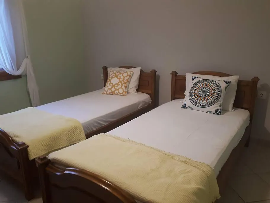 A Home Away From Home Ψακούδια 0*,